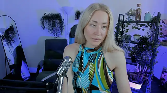 Snapshot of AstraMonroe chatting on 06.19.26 AstraMonroe online show from 06.19.26