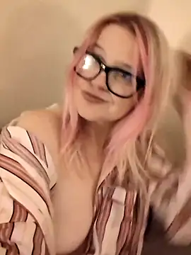 Snapshot of SuzieSub chatting on 09.13.25 SuzieSub online show from 09.13.25