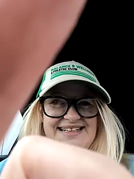 Snapshot of SuzieSub chatting on 10.21.25 SuzieSub online show from 10.21.25