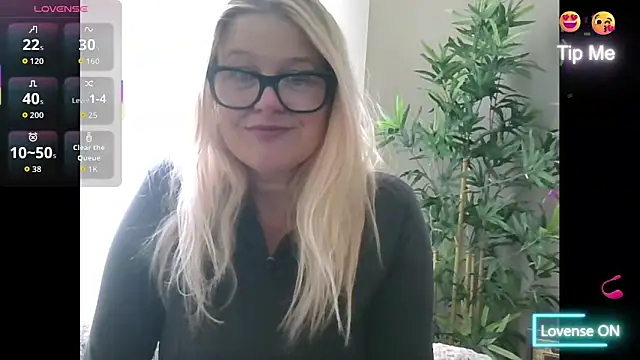 Snapshot of SuzieSub chatting on 10.22.25 SuzieSub online show from 10.22.25