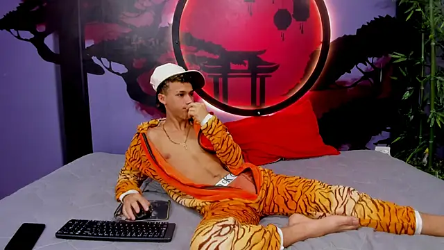Friends Lust online show from 09.26.25