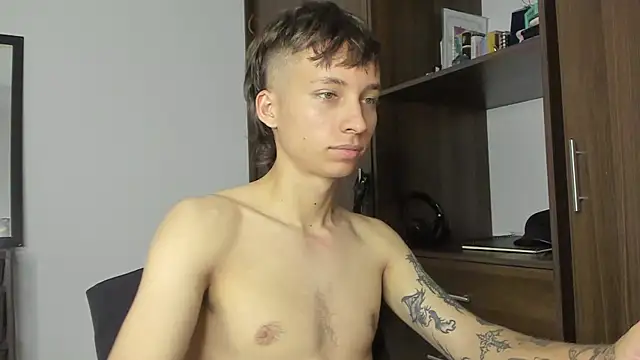 Snapshot of spacehumanz chatting on 10.29.25 spacehumanz online show from 10.29.25