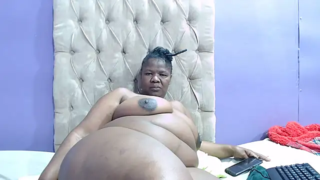 Snapshot of NaughtyChubbyZoe chatting on 09.10.25 NaughtyChubbyZoe online show from 09.10.25