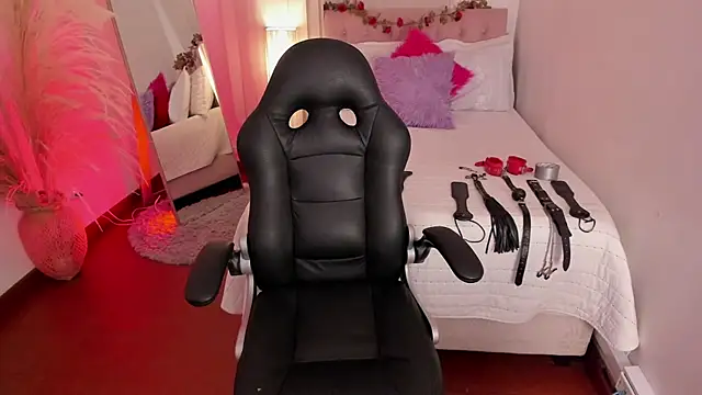 Lucie Harper online show from 10.31.25