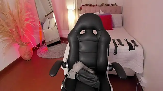 Lucie Harper online show from 11.05.25