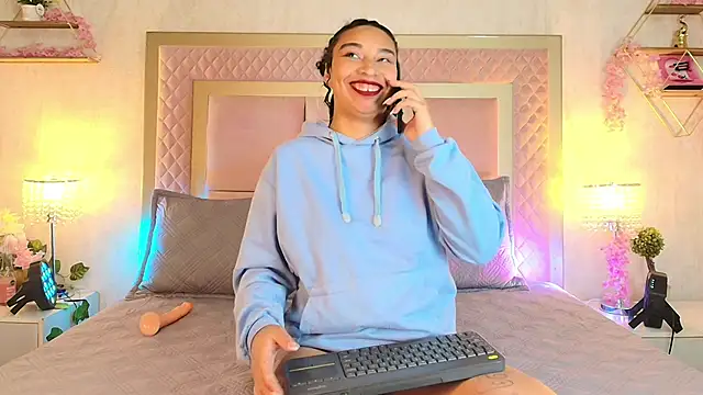 SofiaWhites online show from 04.13.26