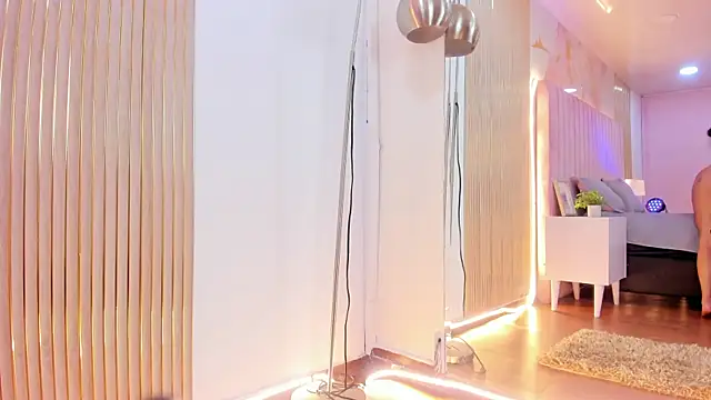 SofiaWhites online show from 04.17.26