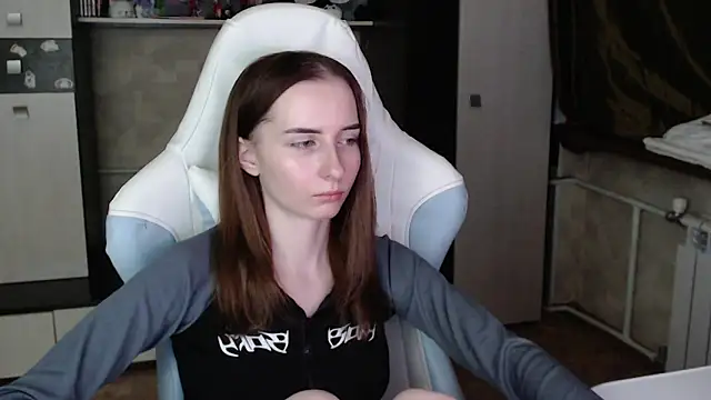 Snapshot of Cutti_Crystal chatting on 11.04.25 Cutti Crystal online show from 11.04.25