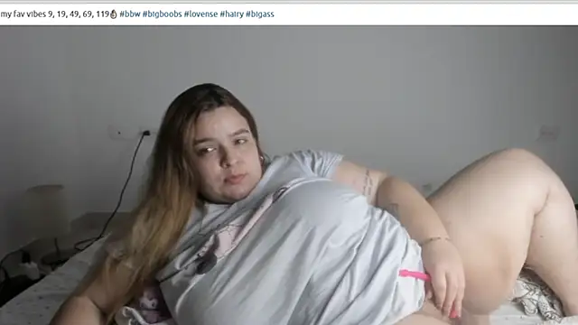 Snapshot of alison__kiss_ chatting on 10.21.25 alison kiss online show from 10.21.25