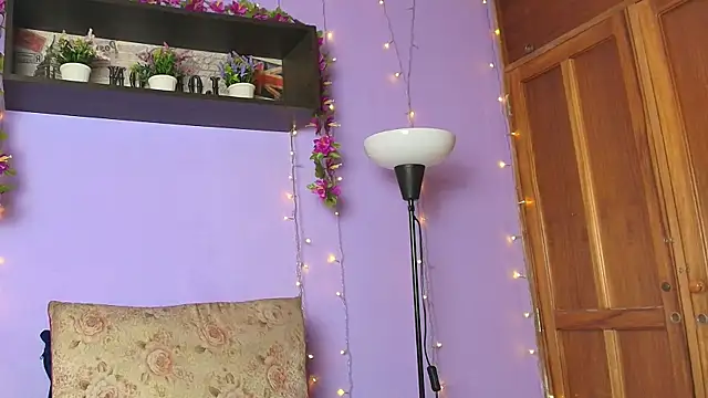 Snapshot of Dafne_Mel chatting on 10.30.25 Dafne Mel online show from 10.30.25