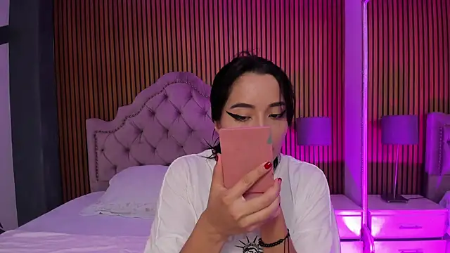 Starbutterflyy  online show from 11.04.25