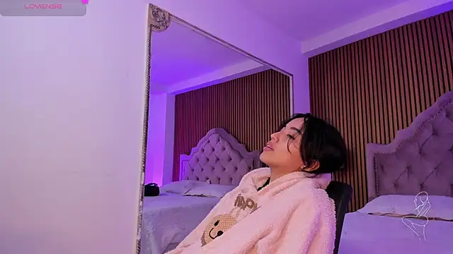 Starbutterflyy  online show from 11.29.25