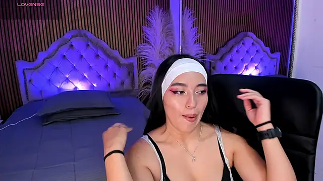 Starbutterflyy  online show from 03.04.26