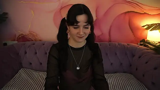 Snapshot of BerryDiva chatting on 11.17.25 BerryDiva online show from 11.17.25