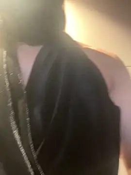 Snapshot of amiliatr chatting on 11.21.25 amiliatr online show from 11.21.25