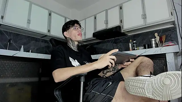 Snapshot of david_huge chatting on 02.21.26 david huge online show from 02.21.26