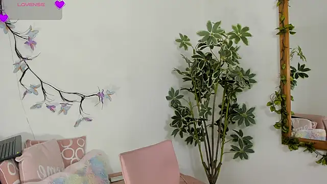 Snapshot of valerieMattson chatting on 11.25.25 valerieMattson online show from 11.25.25