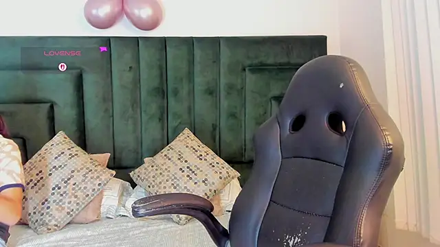 Snapshot of valerieMattson chatting on 12.15.25 valerieMattson online show from 12.15.25