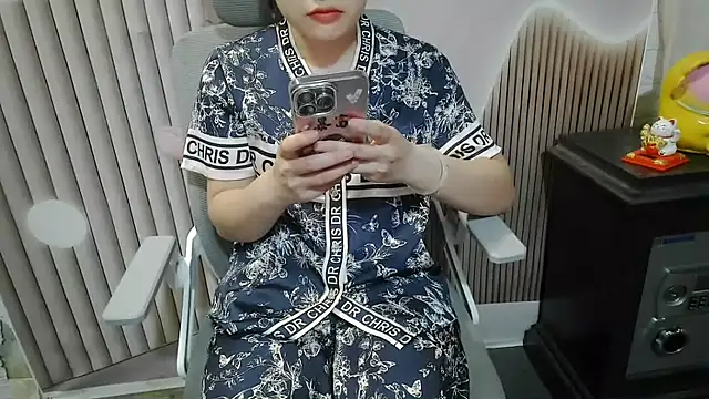 Snapshot of Emachiii chatting on 09.26.25 Emachiii online show from 09.26.25