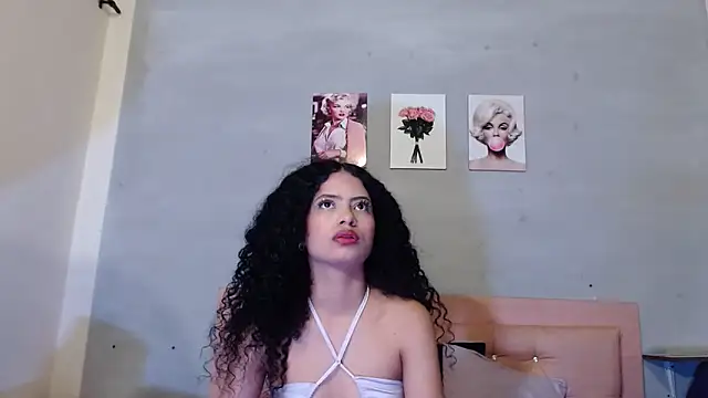 Snapshot of Adut_Akech chatting on 10.08.25 Adut Akech online show from 10.08.25