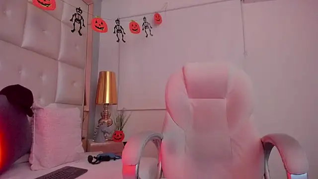 Snapshot of dark_sun302 chatting on 10.24.25 dark sun302 online show from 10.24.25