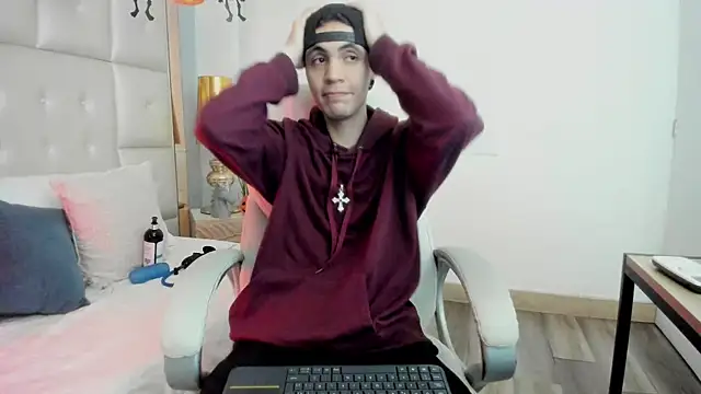 Snapshot of dark_sun302 chatting on 10.26.25 dark sun302 online show from 10.26.25