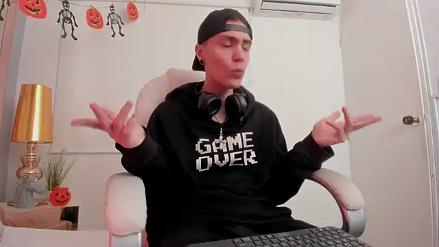 Snapshot of dark_sun302 chatting on 10.28.25 dark sun302 online show from 10.28.25