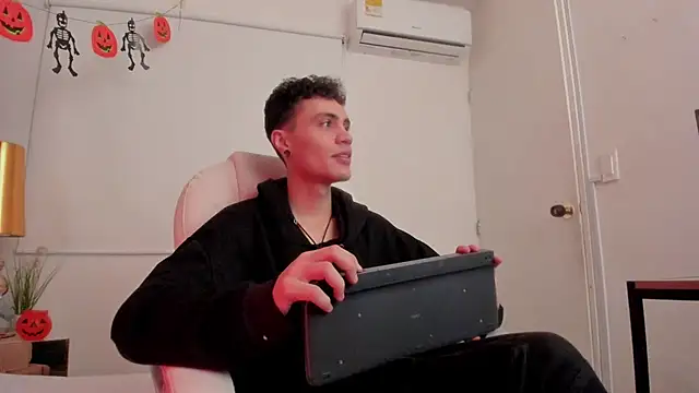 Snapshot of dark_sun302 chatting on 10.30.25 dark sun302 online show from 10.30.25