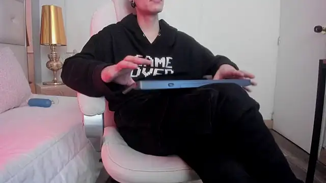 Snapshot of dark_sun302 chatting on 11.05.25 dark sun302 online show from 11.05.25