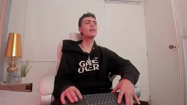 Snapshot of dark_sun302 chatting on 11.11.25 dark sun302 online show from 11.11.25