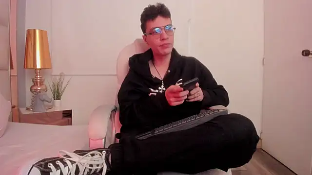 Snapshot of dark_sun302 chatting on 11.12.25 dark sun302 online show from 11.12.25