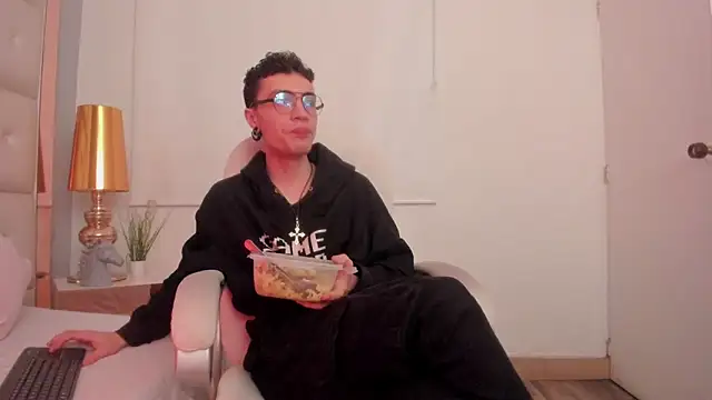 Snapshot of dark_sun302 chatting on 11.13.25 dark sun302 online show from 11.13.25