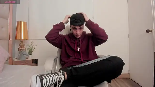 Snapshot of dark_sun302 chatting on 11.16.25 dark sun302 online show from 11.16.25