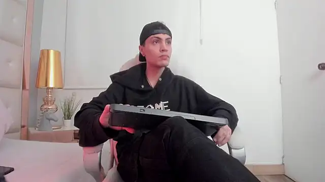 Snapshot of dark_sun302 chatting on 11.22.25 dark sun302 online show from 11.22.25