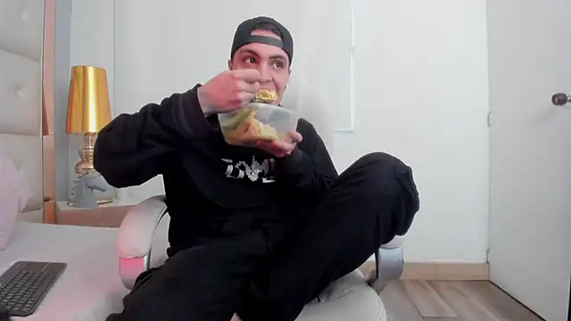 Snapshot of dark_sun302 chatting on 11.23.25 dark sun302 online show from 11.23.25