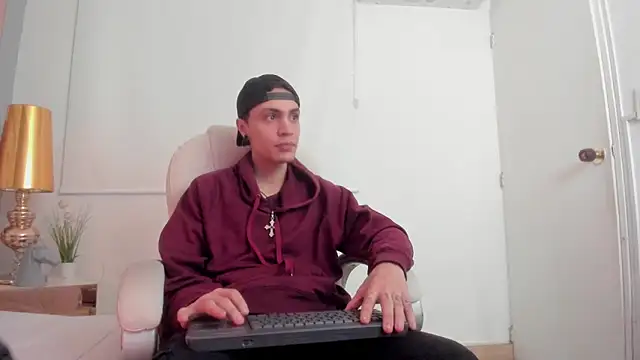 Snapshot of dark_sun302 chatting on 11.26.25 dark sun302 online show from 11.26.25