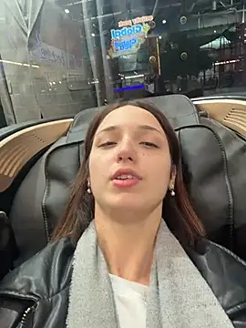 Snapshot of DollyTall chatting on 10.16.25 DollyTall online show from 10.16.25