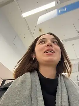 Snapshot of DollyTall chatting on 10.17.25 DollyTall online show from 10.17.25