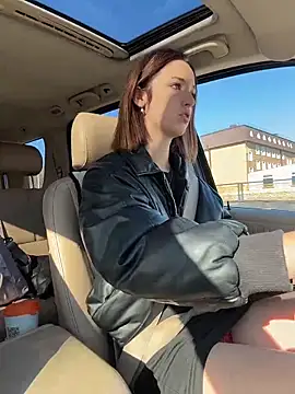 Snapshot of DollyTall chatting on 10.20.25 DollyTall online show from 10.20.25