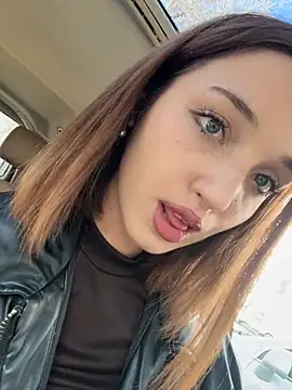 Snapshot of DollyTall chatting on 10.23.25 DollyTall online show from 10.23.25