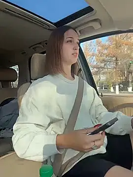 Snapshot of DollyTall chatting on 10.31.25 DollyTall online show from 10.31.25