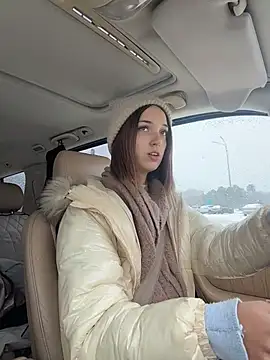 Snapshot of DollyTall chatting on 11.06.25 DollyTall online show from 11.06.25