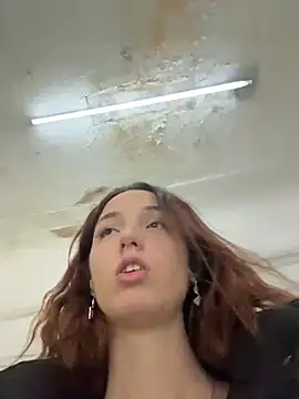 Snapshot of DollyTall chatting on 11.13.25 DollyTall online show from 11.13.25