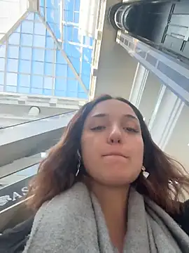 Snapshot of DollyTall chatting on 11.14.25 DollyTall online show from 11.14.25