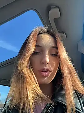 Snapshot of DollyTall chatting on 11.19.25 DollyTall online show from 11.19.25