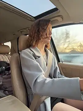 Snapshot of DollyTall chatting on 11.22.25 DollyTall online show from 11.22.25