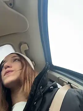 Snapshot of DollyTall chatting on 12.18.25 DollyTall online show from 12.18.25