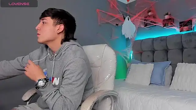 Snapshot of Ares_di_martin chatting on 10.28.25 Ares di martin online show from 10.28.25