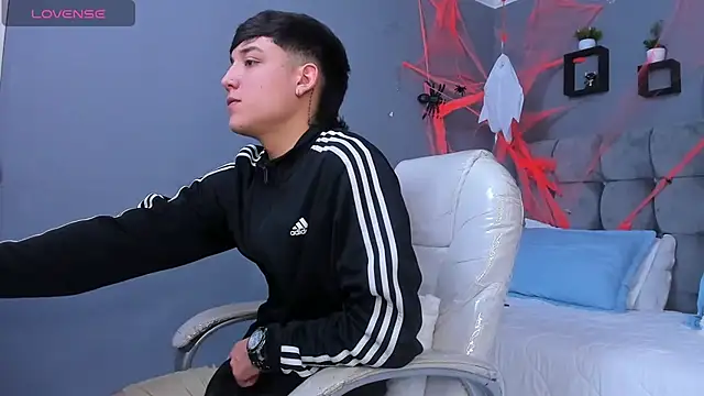 Snapshot of Ares_di_martin chatting on 11.04.25 Ares di martin online show from 11.04.25