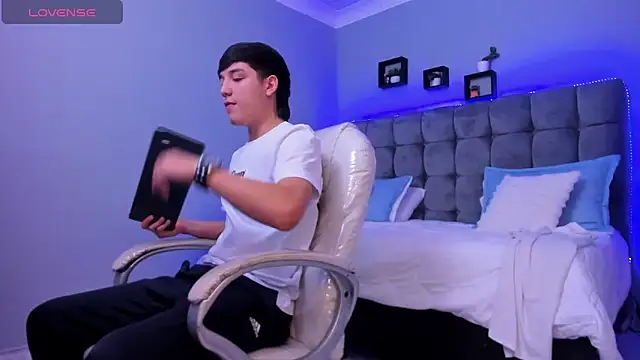 Snapshot of Ares_di_martin chatting on 11.25.25 Ares di martin online show from 11.25.25